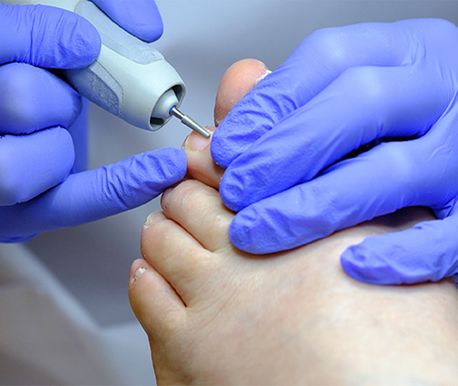 Podólogo M.ª José Ortiz Gómez personas realizando un tratamiento en los pies